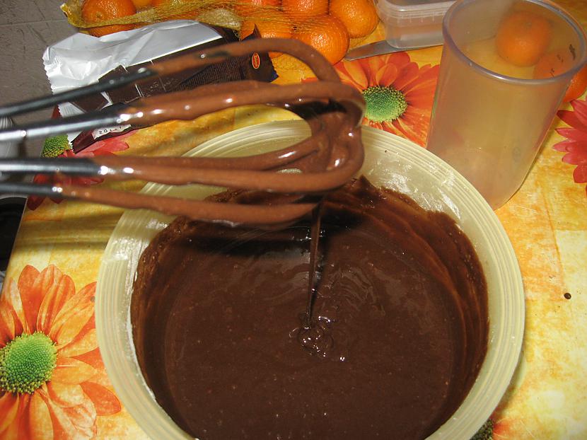 Mīklu sadala divās daļās cep... Autors: chocolates Karaliskā Šokolādes Kūka