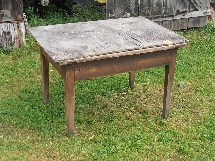 Un tas ir vecais galds kuram... Autors: janixxxxx Galdiņi, jauns un atjaunots