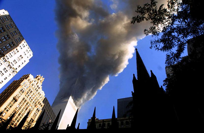 Dūmi lēnām apņem Manhetenu Autors: Fosilija 11/09/2001 64 Spēcīgākās bildes.
