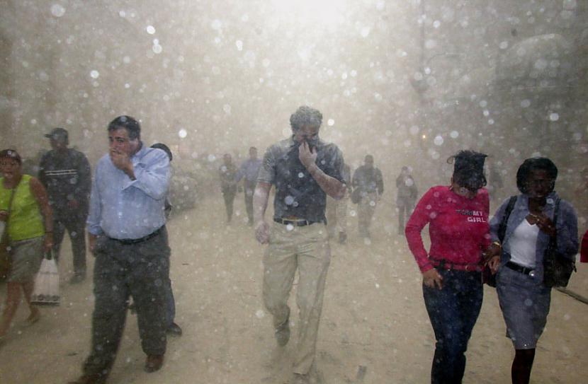 Cilvēki bēg no putekļu... Autors: Fosilija 11/09/2001 64 Spēcīgākās bildes.