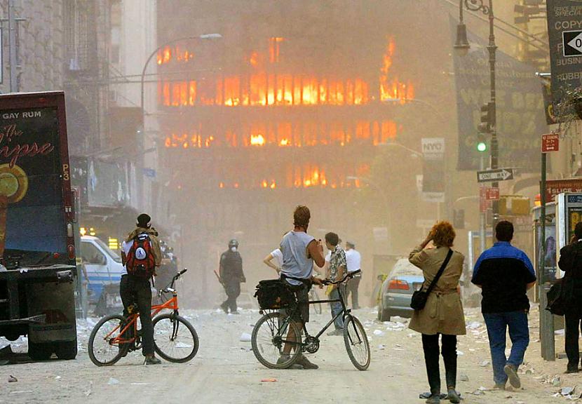 Vieta kur sabruka Dvīņu torņi Autors: Fosilija 11/09/2001 64 Spēcīgākās bildes.