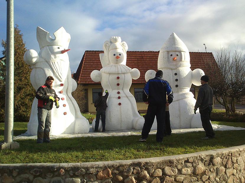 Sniega karalis karaliene un... Autors: Arizon Dobelē jau sniegavīri!