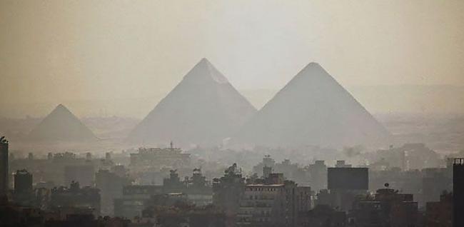 Piramīdas ĒģiptēTiek uzskatīts... Autors: ORGAZMO Iespējams te ir bijuši citplanētieši.