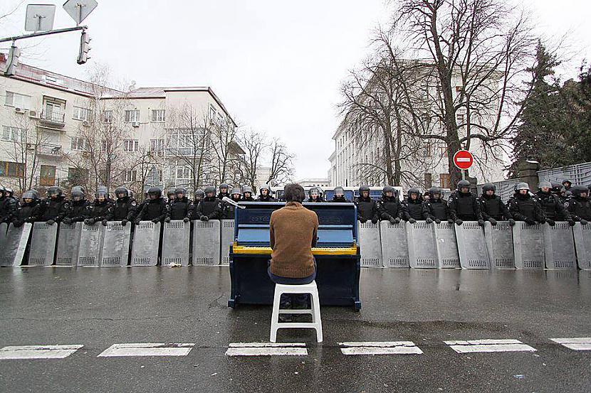 Vīrietis policijai spēlē... Autors: Fosilija Labestību vardarbības vietā