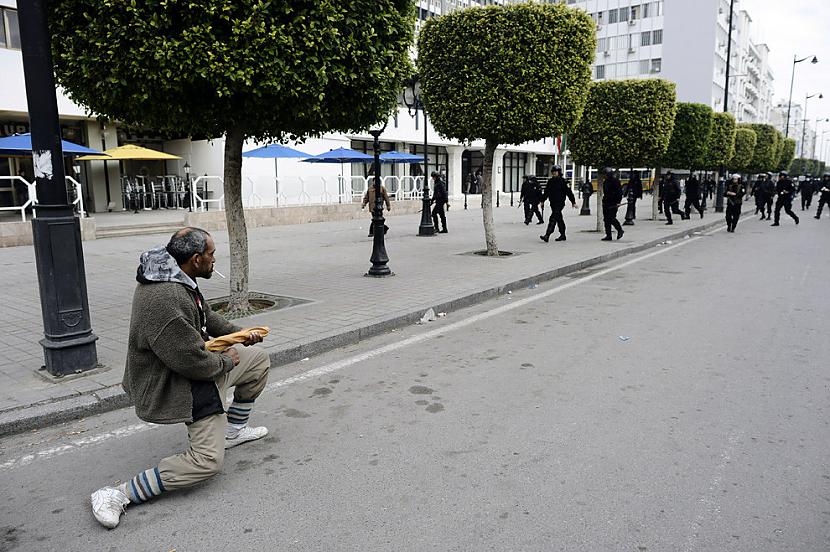 Tunisiescaronu protestētājs... Autors: Fosilija Labestību vardarbības vietā