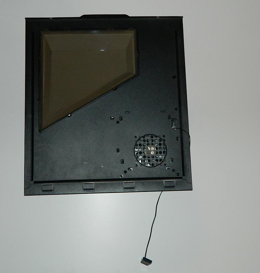 Viena sānu mala ar ventilātoru... Autors: Werkis2 Zalman Z11 datorkorpusa apskats