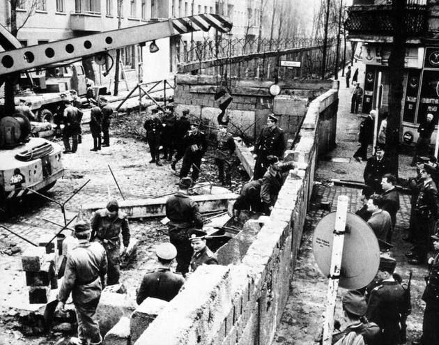 Berlīnes mūra būvniecība 1961... Autors: GanjaGod Retas, vēsturiskas bildes 2. daļa