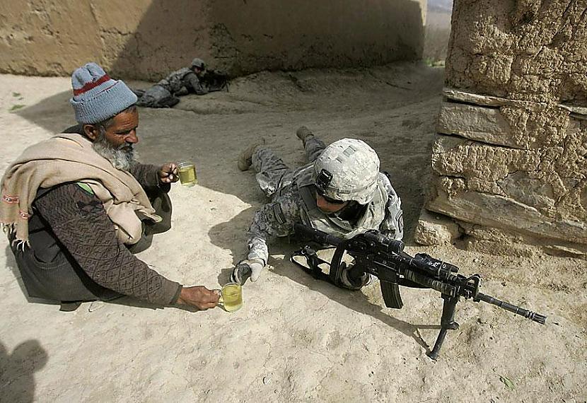 Afgāņu vīrietis piedāvā tēju... Autors: MaziņšSusuriņšs 24 spēcīgākie un iespaidīgākie FOTO