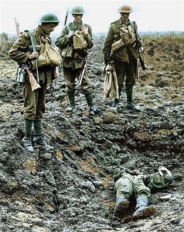 Angļu karavīri pēta vācu... Autors: Foxdais Pirmais pasaules karš krāsās.