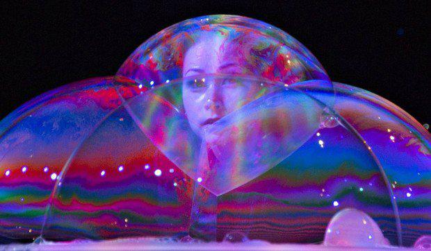 Ziepju burbuļu meistare... Autors: Ķazis 181 cilvēks burbulī.