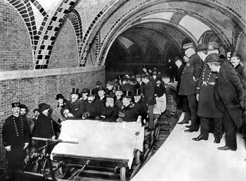 Tiek atvērts Ņūjorkas metro... Autors: Uldis Siemīte 25 vēsturiski foto ,kuri aizsāk mūsdienas