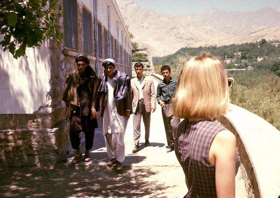 Blonda meitene iziet ielās... Autors: ghost07 Afganistāna pirms un pēc kara