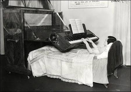 Klavieres kuras varēja spēlēt... Autors: Man vienalga Dīvaini veco laiku izgudrojumi, kas mūsdienās vairs nepastāv!
