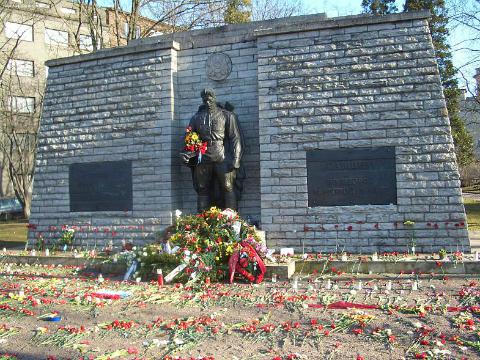 Igaunija  bronzas karavīrs... Autors: ghost07 10 varenākie PSRS pieminekļi Pasaulē