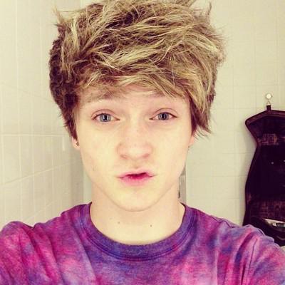 Konors ģitāru spēlē jau... Autors: Wikaa The Vamps