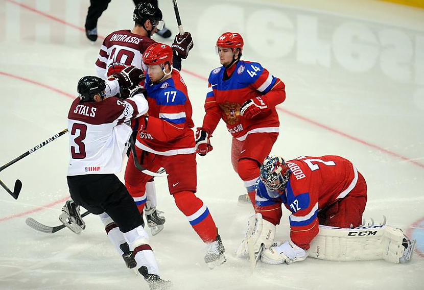 Pirmais periods jau spēles... Autors: Hokeja Blogs B grupas līderu cīņā Latvija kapitulē Krievijai