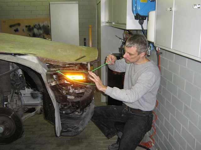 Lukturi arī ir viennozīmīgi... Autors: The Next Tech Šīs vīrietis no izgāztuves mašīnas vraka izveido neticamu auto...