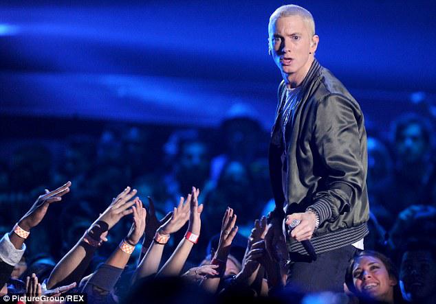 Dažādi ziņu avoti vēsta ka... Autors: ČOPERS Eminema meita pabeidz skolu ar izcilību.