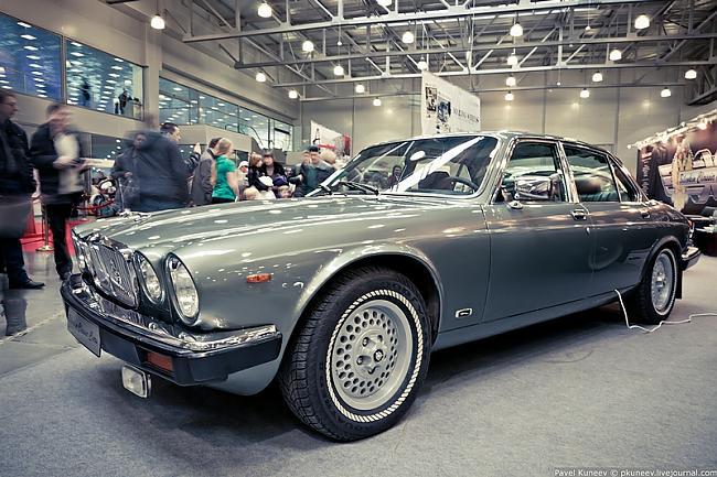 Jaguar XJ Autors: Fosilija Mašīnu izstāde ar klasiskajiem automobīļiem.