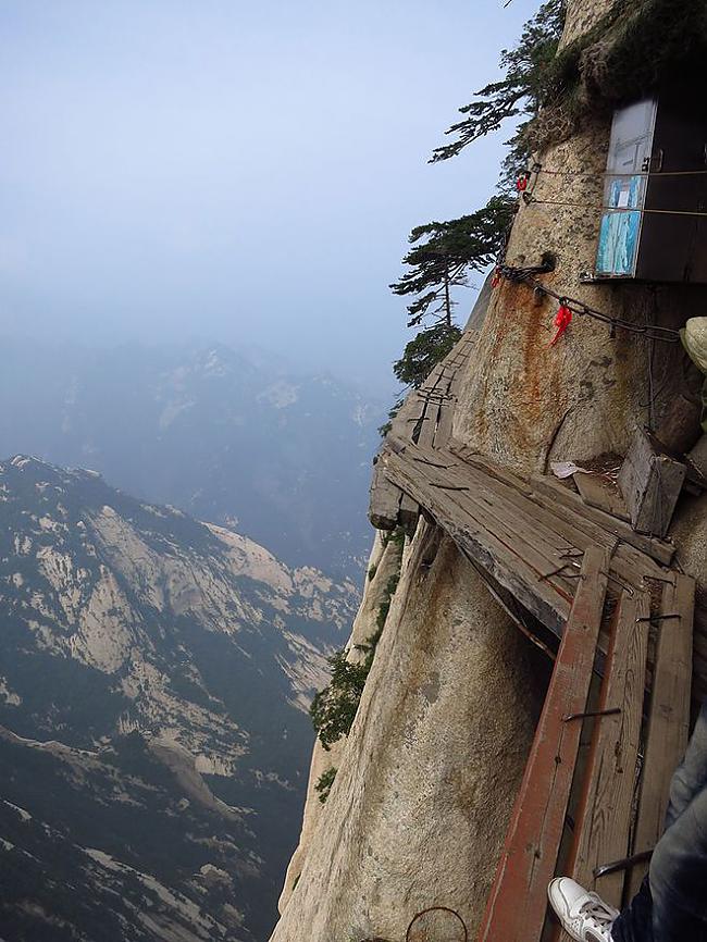 Taka atrodas ķīnā Huashon... Autors: AdriansLV Bistamākā taka Pasaulē!