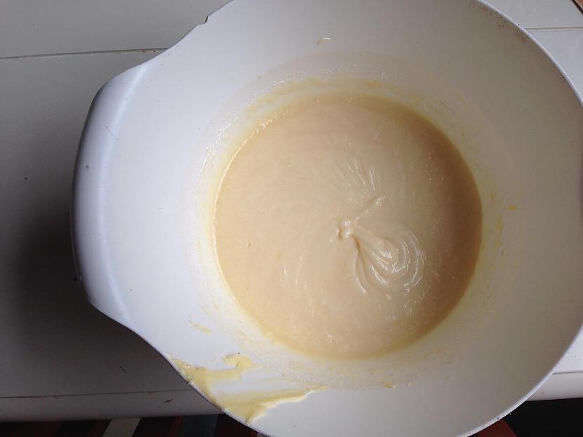 Sajauc sviestu cukuru un olas... Autors: lielais glāze Kā pagatavot mafinus.