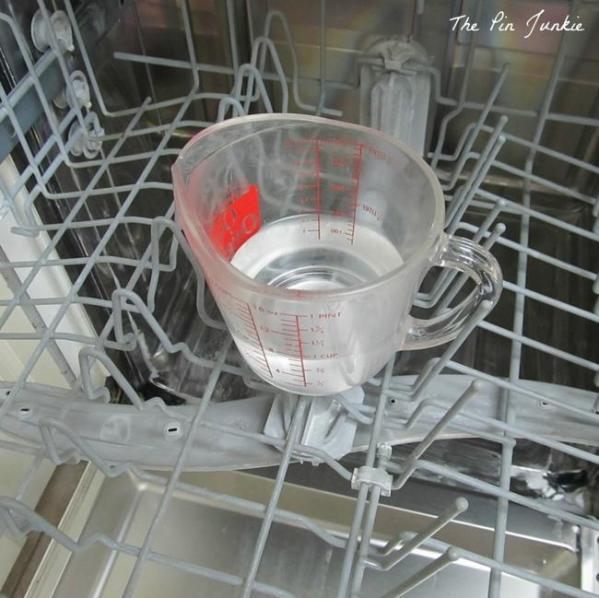 Netīra trauku mazgājamā... Autors: hagisons112 7 haki mājas tīrīšanai