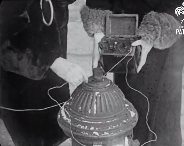 Pieiet pie ūdens hidranta... Autors: Werkis2 Mobilais telefons 1922. gadā un laika ceļotāji?