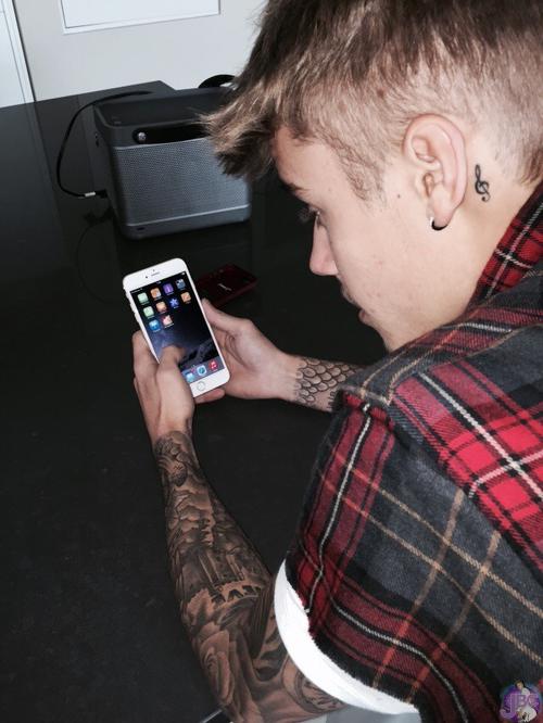Justin Bieber tvīto no sava... Autors: ghost07 Kādus viedtālruņus lieto slavenības?