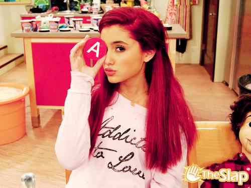 Arianas dabīgā matu krāsa ir... Autors: Slimiķe Ariana Grandee Faktiņi! :) 2