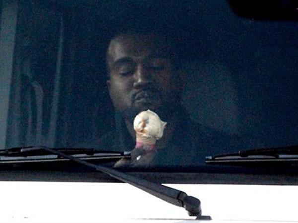 Kanye enjoys an ice cream cone... Autors: im mad cuz u bad Kanye West doing normal things