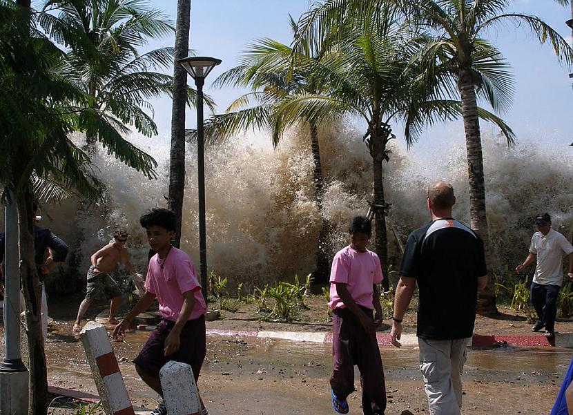 Pirmais cunami vilnis skar... Autors: pofig 21. gadsimta spēcīgākās fotogrāfijas
