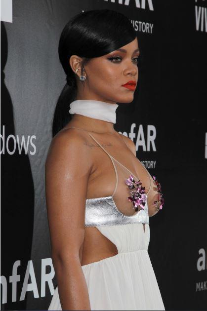  Autors: im mad cuz u bad Rihannas kleitas augšdaļa atgādina Ziemassvētku bumbiņu šķembas