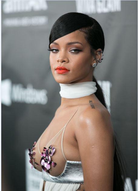  Autors: im mad cuz u bad Rihannas kleitas augšdaļa atgādina Ziemassvētku bumbiņu šķembas
