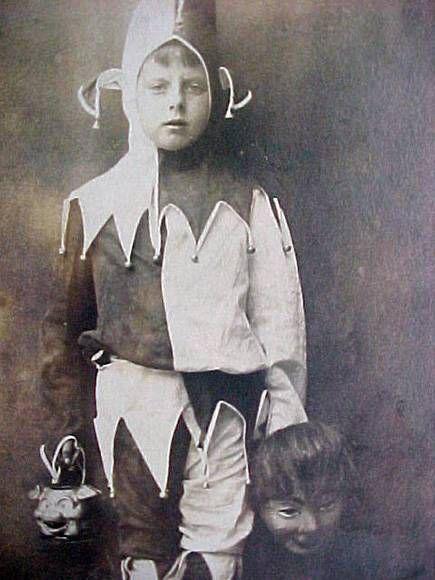 Kāda bērna Helovīna kostīms... Autors: Fosilija Baisas un reālas bildes no pagātnes 2