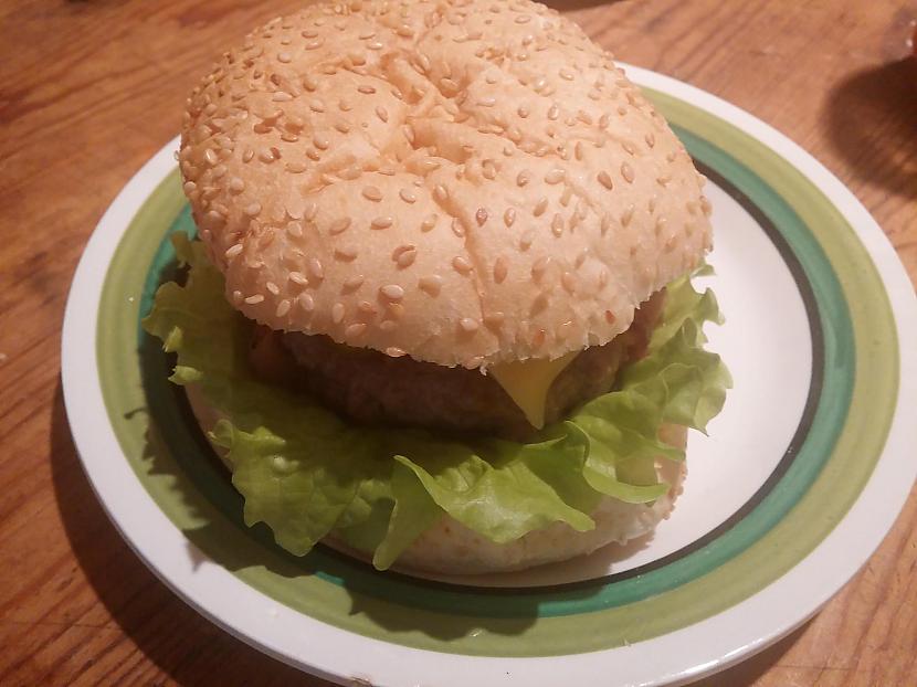 Un iznākums ar burgermaizīti... Autors: Fosilija Homemade burgerīši