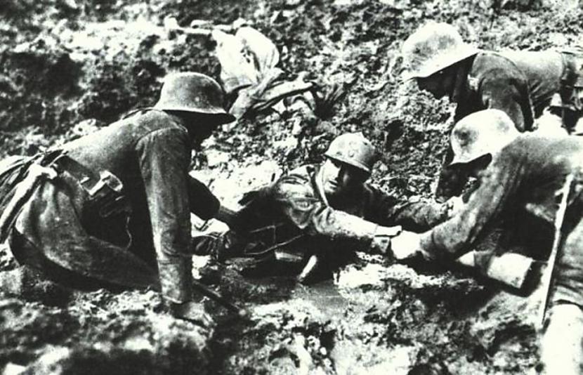 Trīs vācu kareivji palīdz no... Autors: kaķūns 40 aizkustinoši foto par kara tēmu