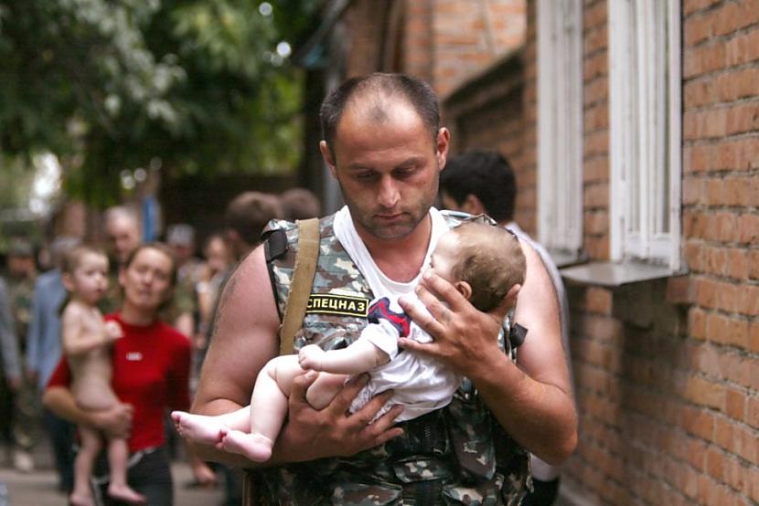 Krievu karavīrs iznes bērnu no... Autors: kaķūns 40 aizkustinoši foto par kara tēmu