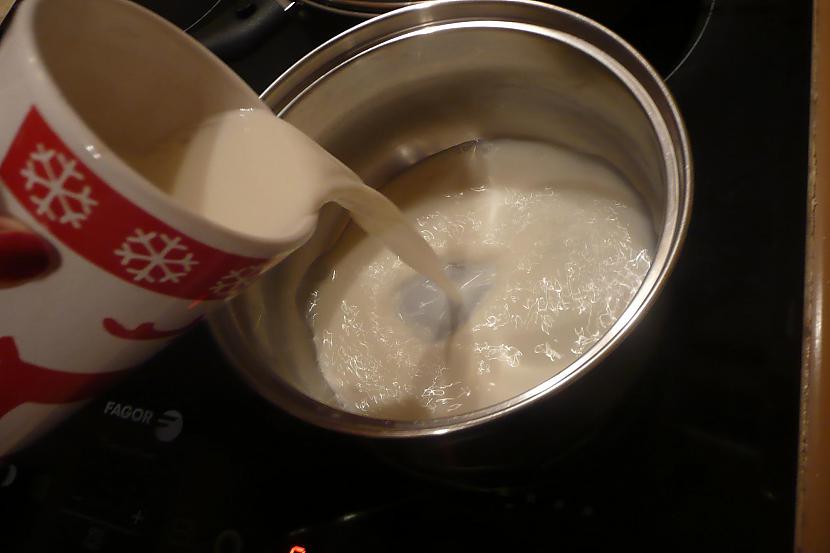 Ielejam katliņā pienu tik cik... Autors: spīdzinātāja Karstais Ziemassvētku dzēriens ar zefīriem