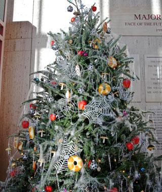 Ukrainā rotājot eglīti tajā... Autors: Fosilija Fakti par Ziemassvētkiem visā pasaulē.