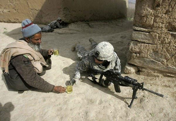 Afgāņu vīrietis cienā ar tēju... Autors: Fosilija Bildes kuras rāda pasaules gaitu