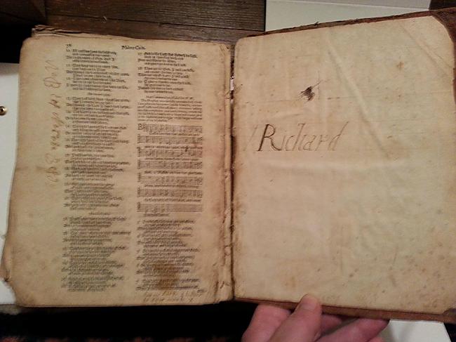 Scaronī grāmata kas nodota no... Autors: Sātans Tā izskatās gandrīz 400 gadus veca bībele.