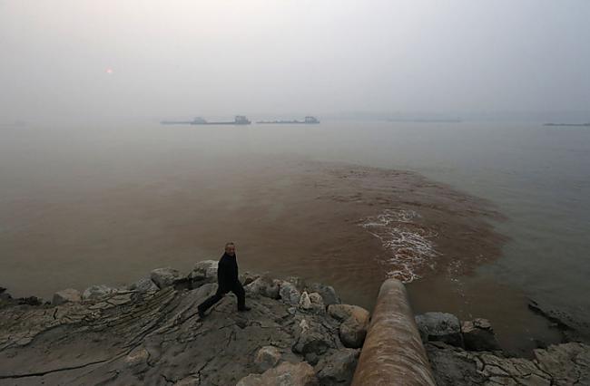 Vīrietis iet garām notekūdeņu... Autors: Lords Lanselots Tev tas jāredz!!! Briesmīgais vides piesārņojums Ķīnā!!!