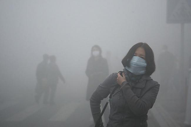 Sieviete iet caur smogu Pekinā... Autors: Lords Lanselots Tev tas jāredz!!! Briesmīgais vides piesārņojums Ķīnā!!!