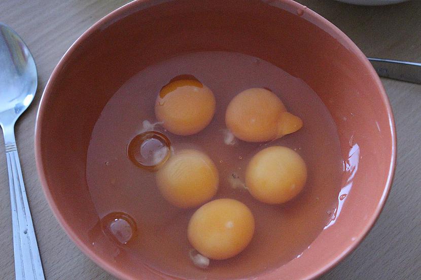 Ņemam olas sakuļam Sijājam... Autors: Sforca Pildītie omletes rullīši