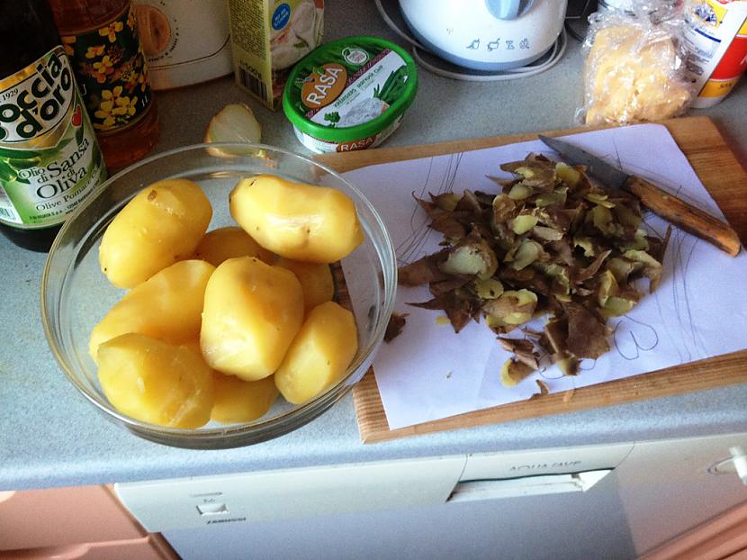 Nomizo kartupeļus un pārgriež... Autors: Zālēdāja `Pildītie Kartupeļi`