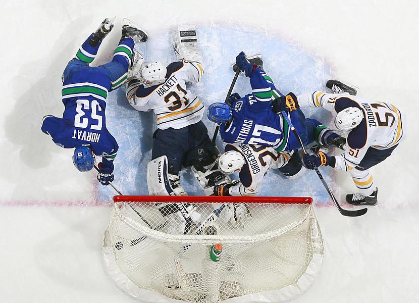 1 periodsnbspspēles pascaronā... Autors: Hokeja Blogs NHL latviešu duelī uzvaru izcīna Ķēniņa "Canucks"