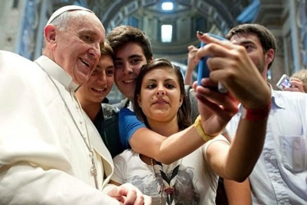 Pāvests Francisks ir pazīstams... Autors: rukšukskrienam Ak šie trakie selfijii...
