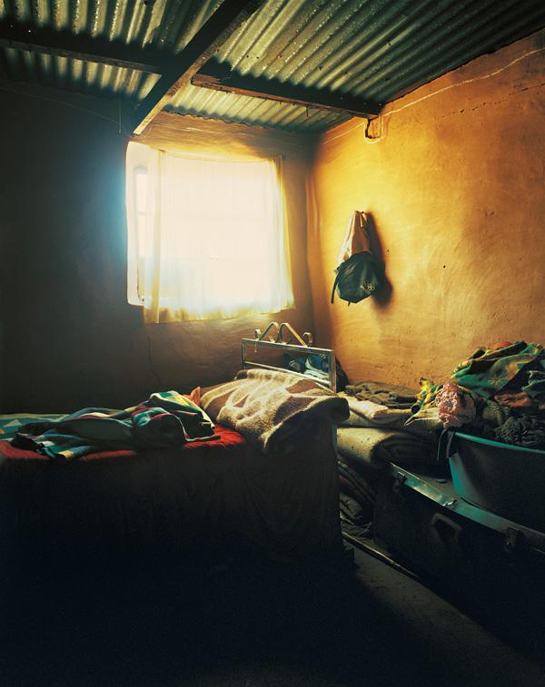 Lehlohonolo dzīvo kopā ar... Autors: suņkāpurs Kur guļ bērni - pārsteidzošas fotogrāfijas
