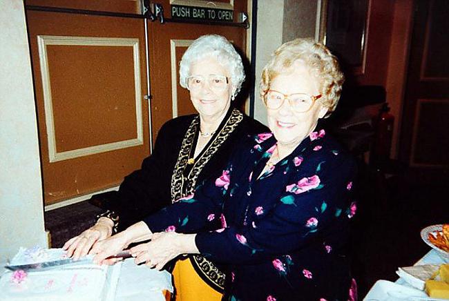 Māsas svin savu 70 gada dienu... Autors: Fosilija Nu jau 103 gadus nešķiramas