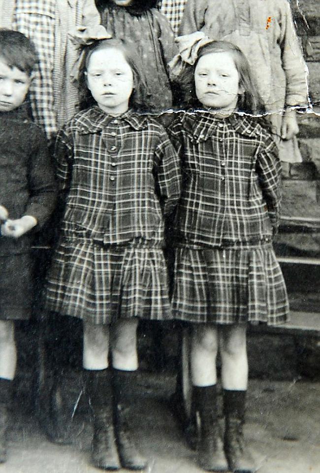 Dvīnes septiņu gadu vecumānbsp Autors: matilde Pasaulē vecākās dvīnes nosvin 103. dzimšanas dienu!
